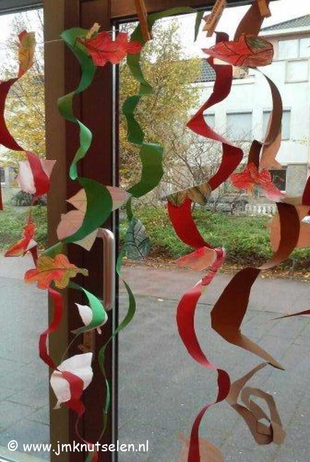 Slinger met herfstbladeren