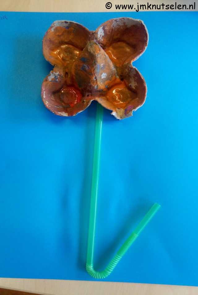 Bloem van eierdoos en rietje